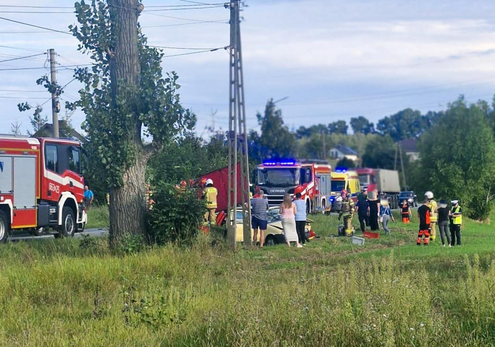 Zdjęcie w galerii na portalu naszwodzislaw.com: Wypadek w Rzuchowie na DW933 – zderzenie dwóch samochodów, śmigłowiec LPR w akcji wiadomości z regionu