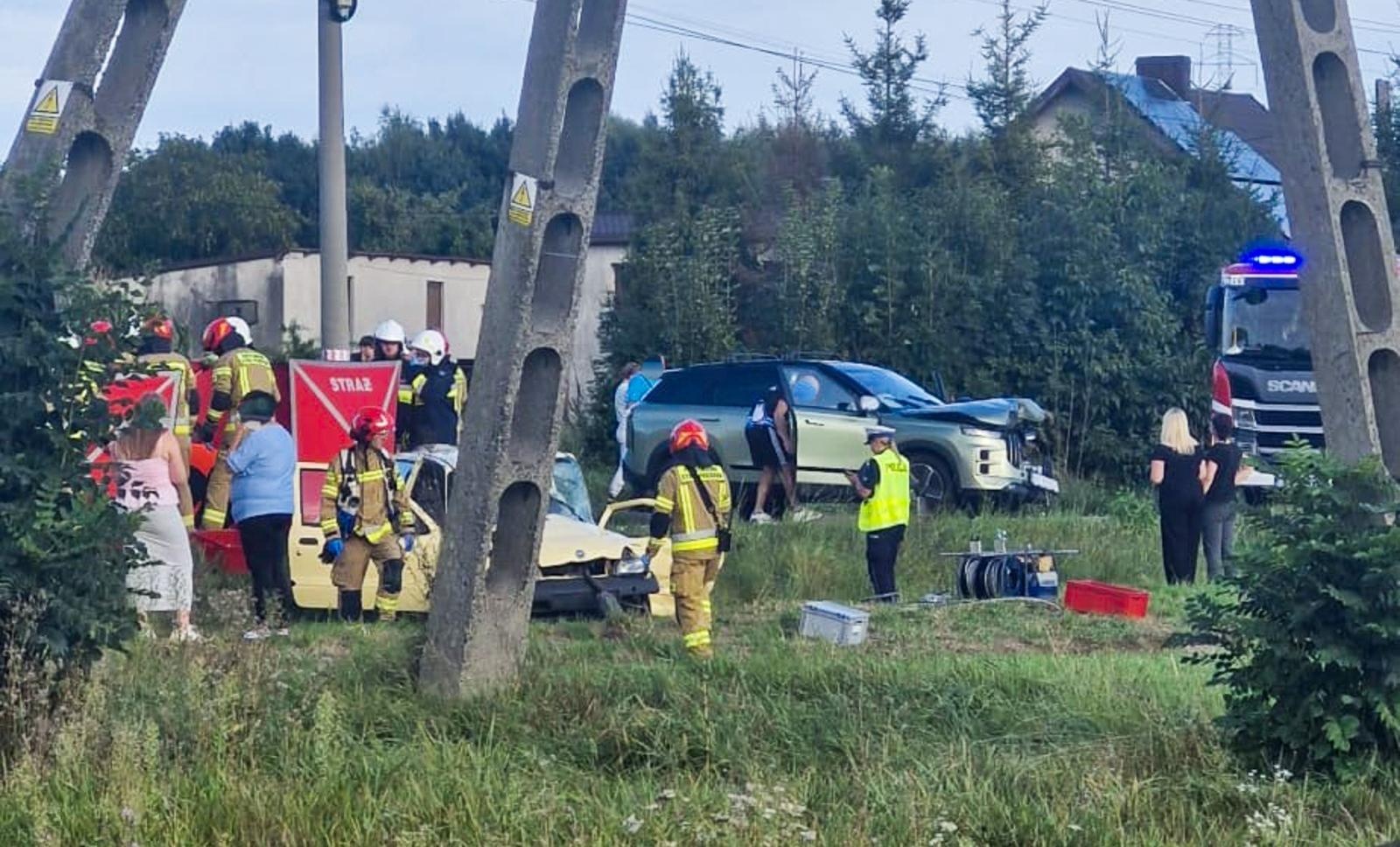 Zdjęcie w galerii na portalu naszwodzislaw.com: Wypadek w Rzuchowie na DW933 – zderzenie dwóch samochodów, śmigłowiec LPR w akcji wiadomości z regionu