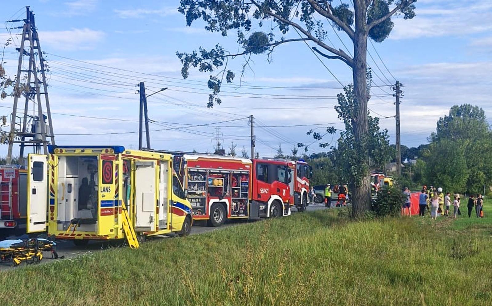 Zdjęcie w galerii na portalu naszwodzislaw.com: Wypadek w Rzuchowie na DW933 – zderzenie dwóch samochodów, śmigłowiec LPR w akcji wiadomości z regionu