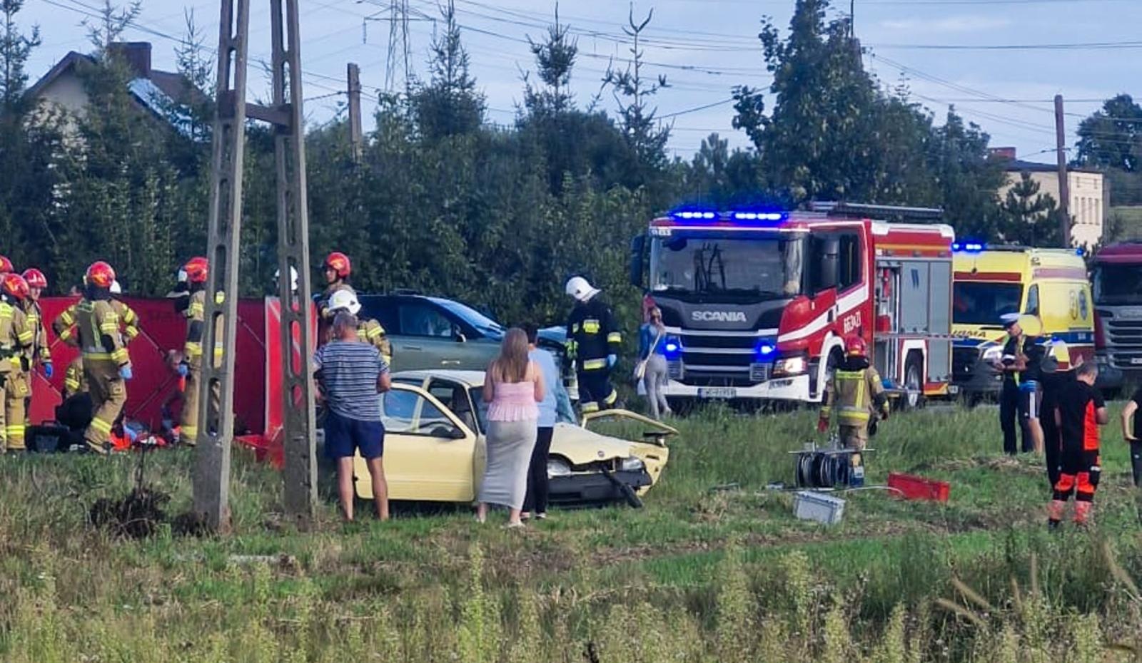 Zdjęcie w galerii na portalu naszwodzislaw.com: Wypadek w Rzuchowie na DW933 – zderzenie dwóch samochodów, śmigłowiec LPR w akcji wiadomości z regionu