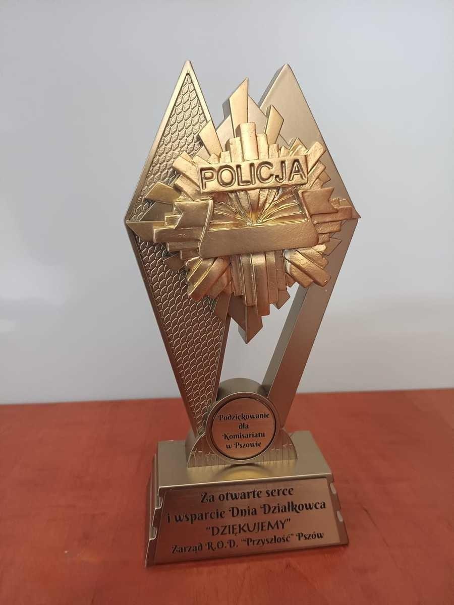 Zdjęcie w galerii na portalu naszwodzislaw.com: Pszowscy dzielnicowi z podziękowaniami od działkowców wiadomości z regionu