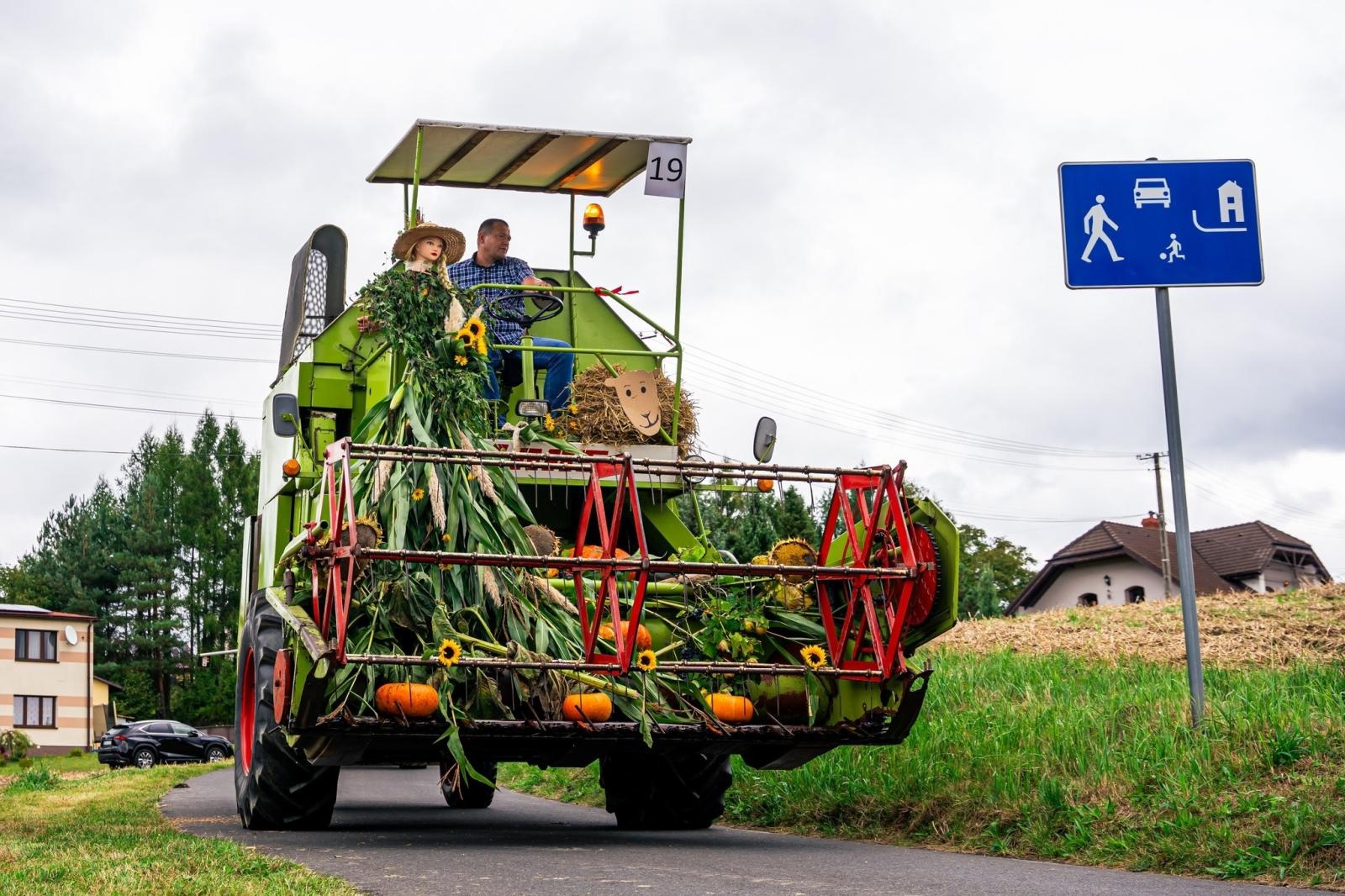 Zdjęcie w galerii na portalu naszwodzislaw.com: Gminne dożynki i zacny jubileusz Skrbeńska za nami [FOTO] wiadomości z regionu