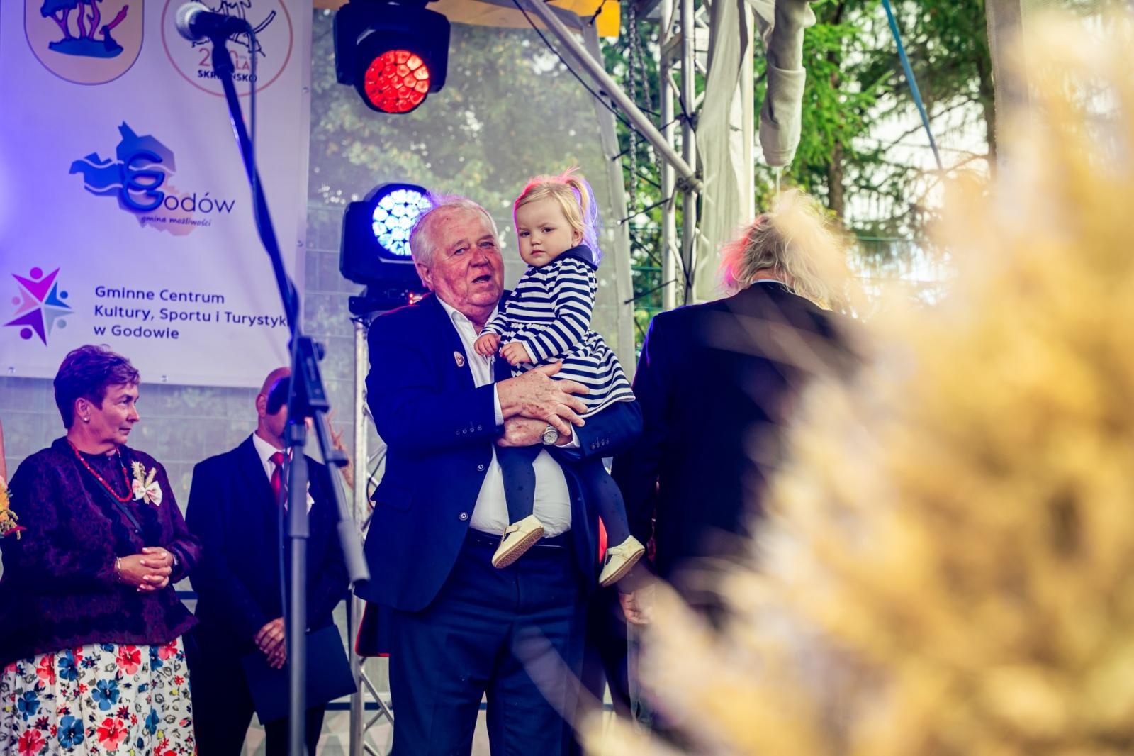 Zdjęcie w galerii na portalu naszwodzislaw.com: Gminne dożynki i zacny jubileusz Skrbeńska za nami [FOTO] wiadomości z regionu