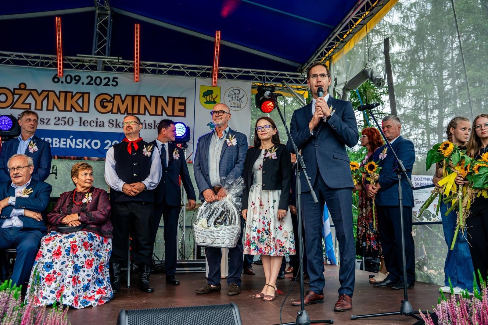 Zdjęcie w galerii na portalu naszwodzislaw.com: Gminne dożynki i zacny jubileusz Skrbeńska za nami [FOTO] wiadomości z regionu