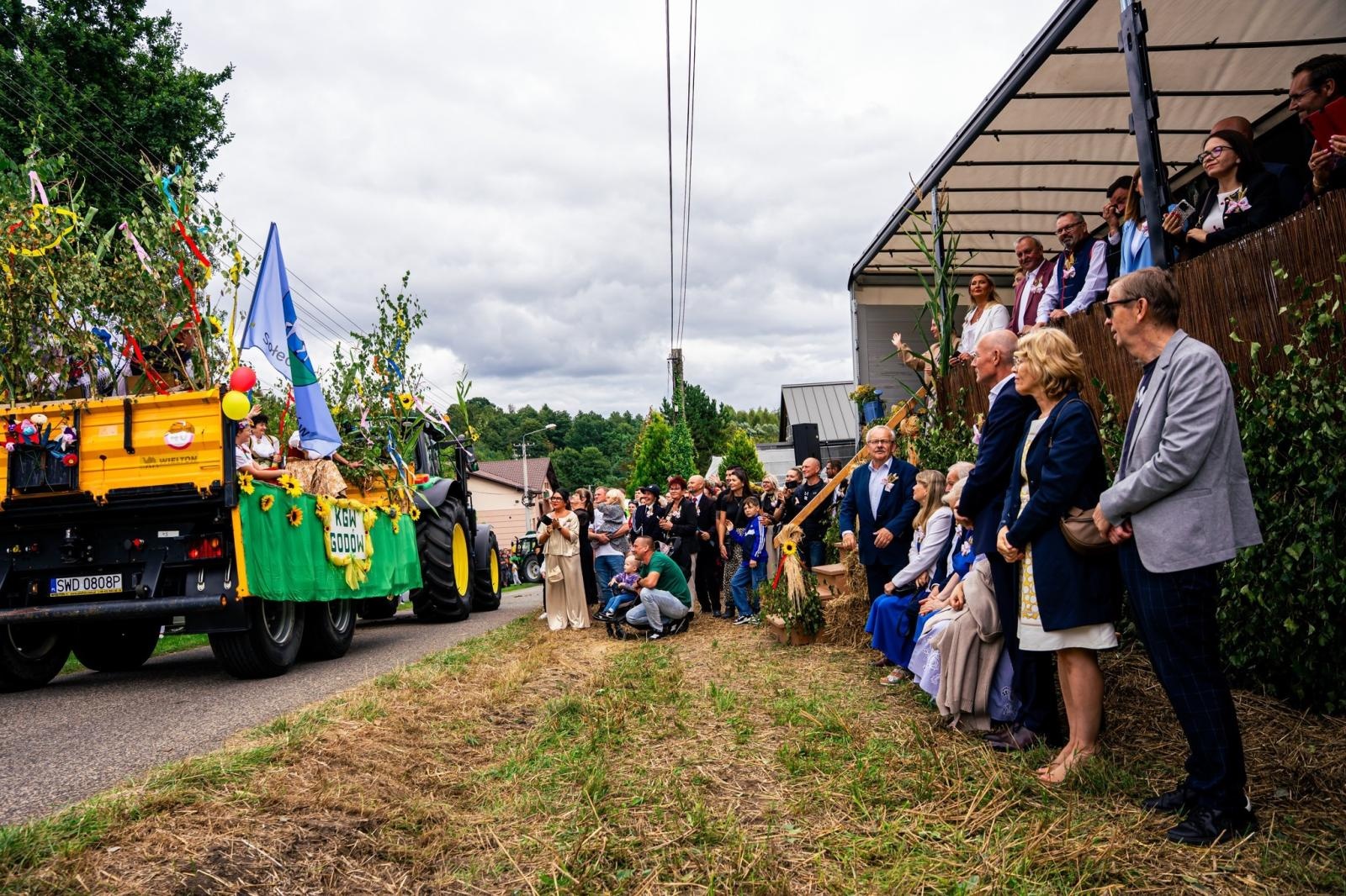Zdjęcie w galerii na portalu naszwodzislaw.com: Gminne dożynki i zacny jubileusz Skrbeńska za nami [FOTO] wiadomości z regionu