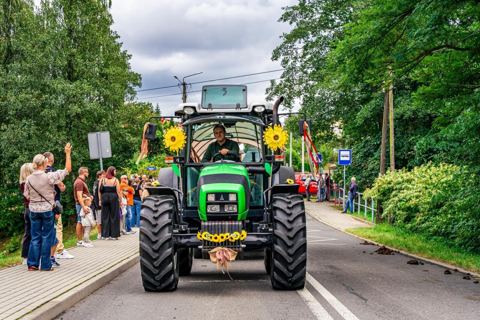 Zdjęcie w galerii na portalu naszwodzislaw.com: Gminne dożynki i zacny jubileusz Skrbeńska za nami [FOTO] wiadomości z regionu