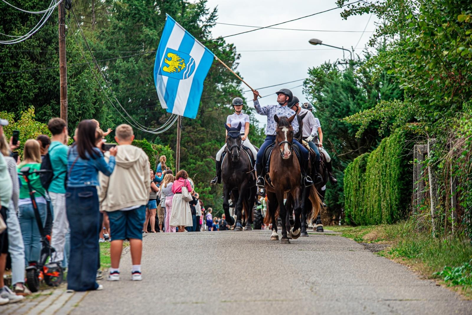 Zdjęcie w galerii na portalu naszwodzislaw.com: Gminne dożynki i zacny jubileusz Skrbeńska za nami [FOTO] wiadomości z regionu