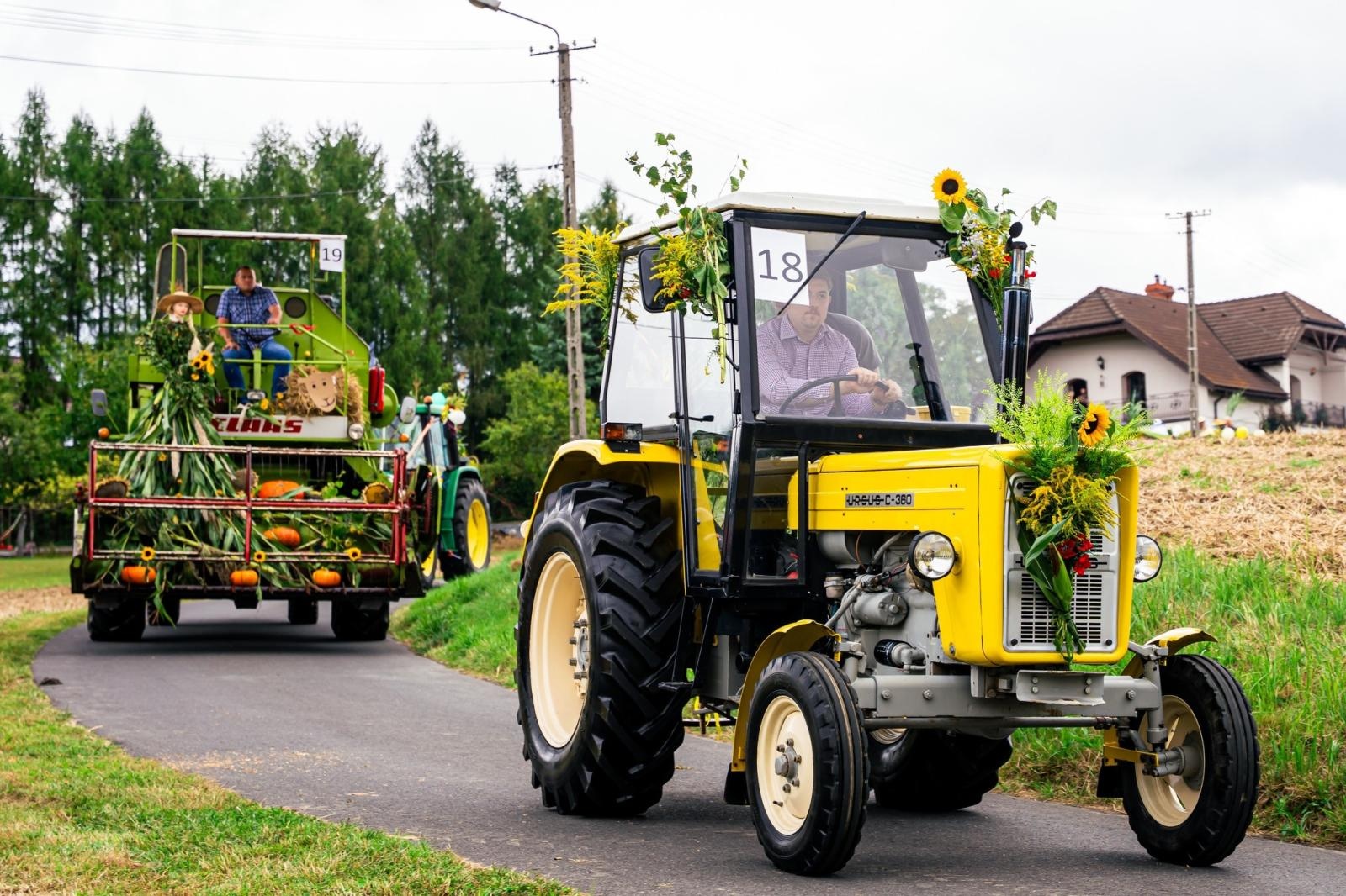 Zdjęcie w galerii na portalu naszwodzislaw.com: Gminne dożynki i zacny jubileusz Skrbeńska za nami [FOTO] wiadomości z regionu