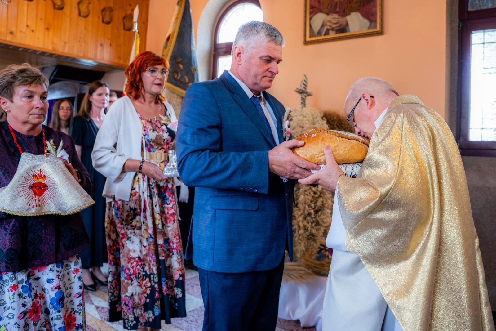 Zdjęcie w galerii na portalu naszwodzislaw.com: Gminne dożynki i zacny jubileusz Skrbeńska za nami [FOTO] wiadomości z regionu