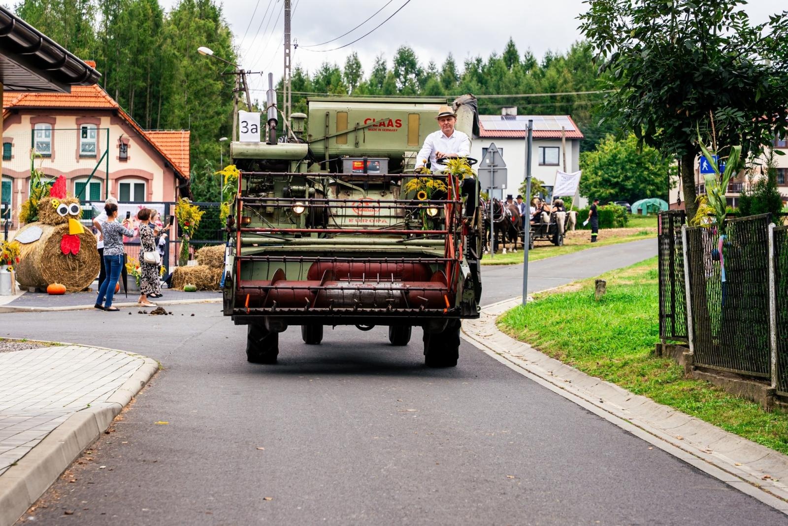 Zdjęcie w galerii na portalu naszwodzislaw.com: Gminne dożynki i zacny jubileusz Skrbeńska za nami [FOTO] wiadomości z regionu