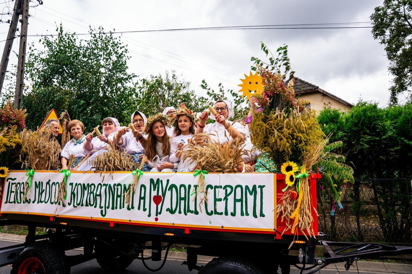 Zdjęcie w galerii na portalu naszwodzislaw.com: Gminne dożynki i zacny jubileusz Skrbeńska za nami [FOTO] wiadomości z regionu
