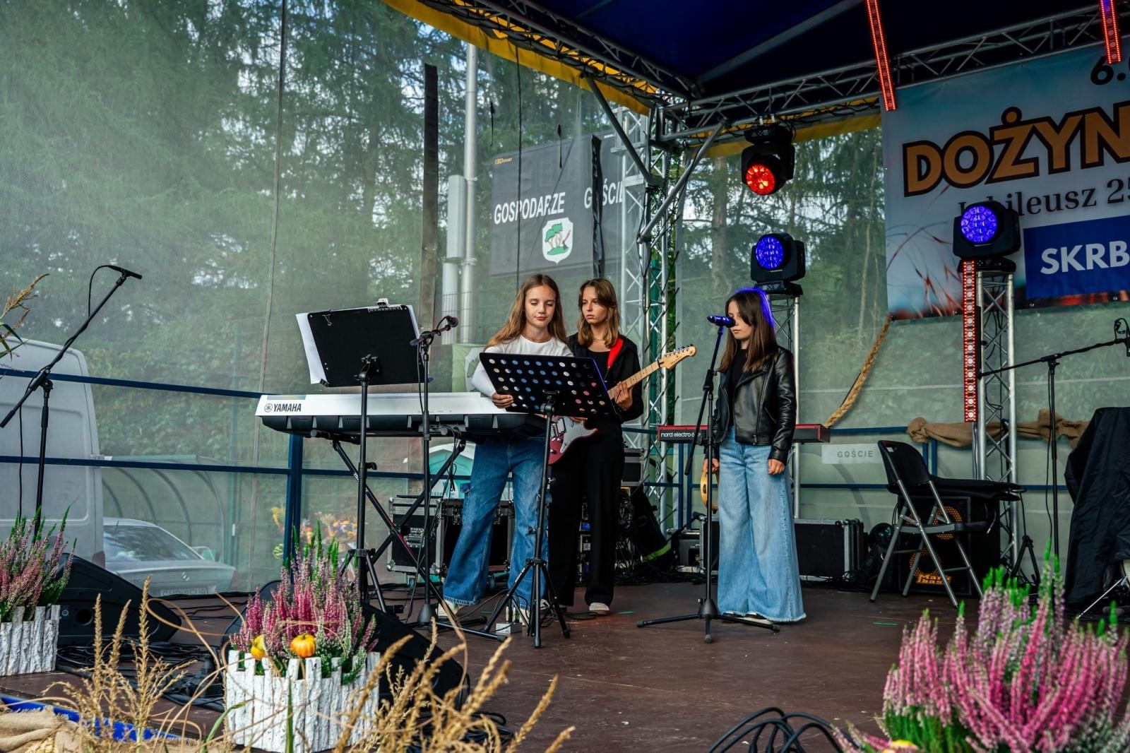 Zdjęcie w galerii na portalu naszwodzislaw.com: Gminne dożynki i zacny jubileusz Skrbeńska za nami [FOTO] wiadomości z regionu