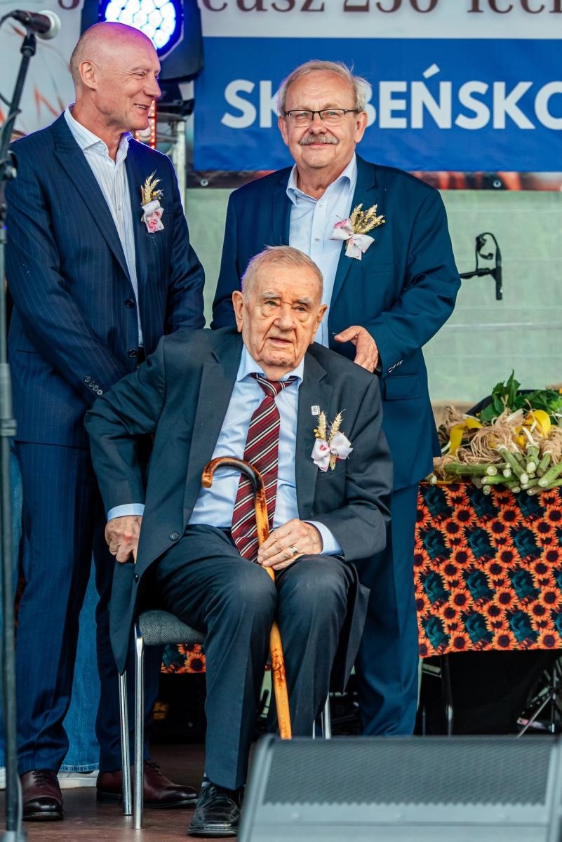 Zdjęcie w galerii na portalu naszwodzislaw.com: Gminne dożynki i zacny jubileusz Skrbeńska za nami [FOTO] wiadomości z regionu