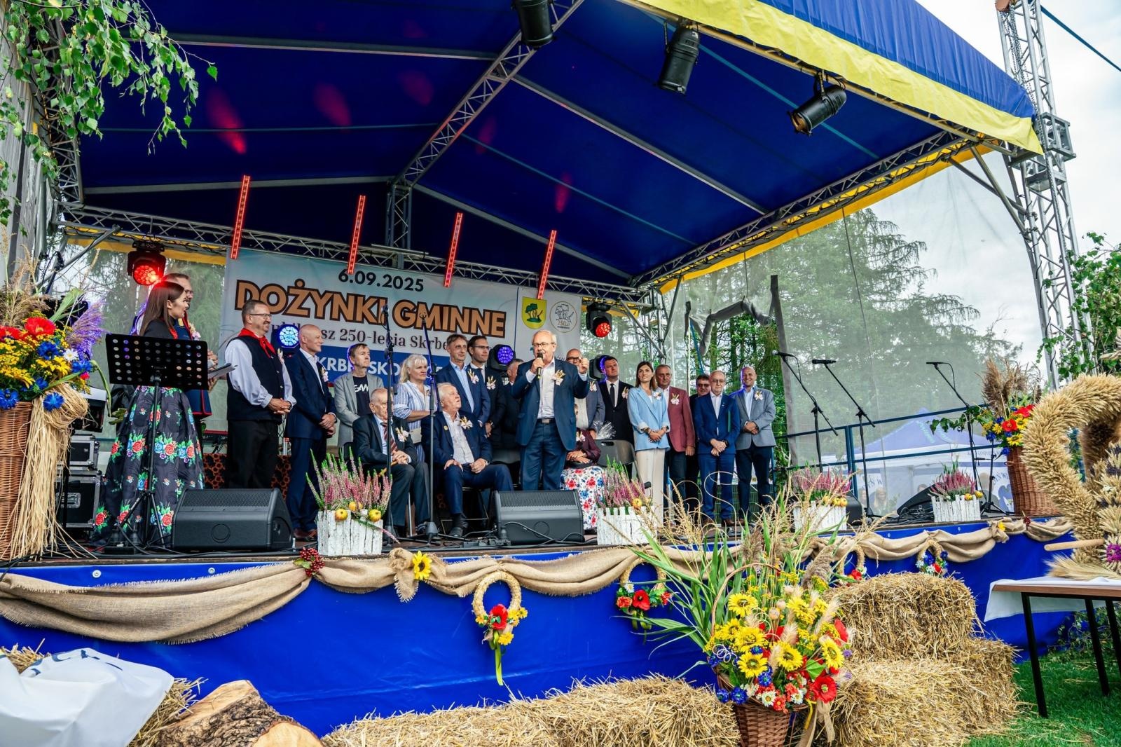 Zdjęcie w galerii na portalu naszwodzislaw.com: Gminne dożynki i zacny jubileusz Skrbeńska za nami [FOTO] wiadomości z regionu