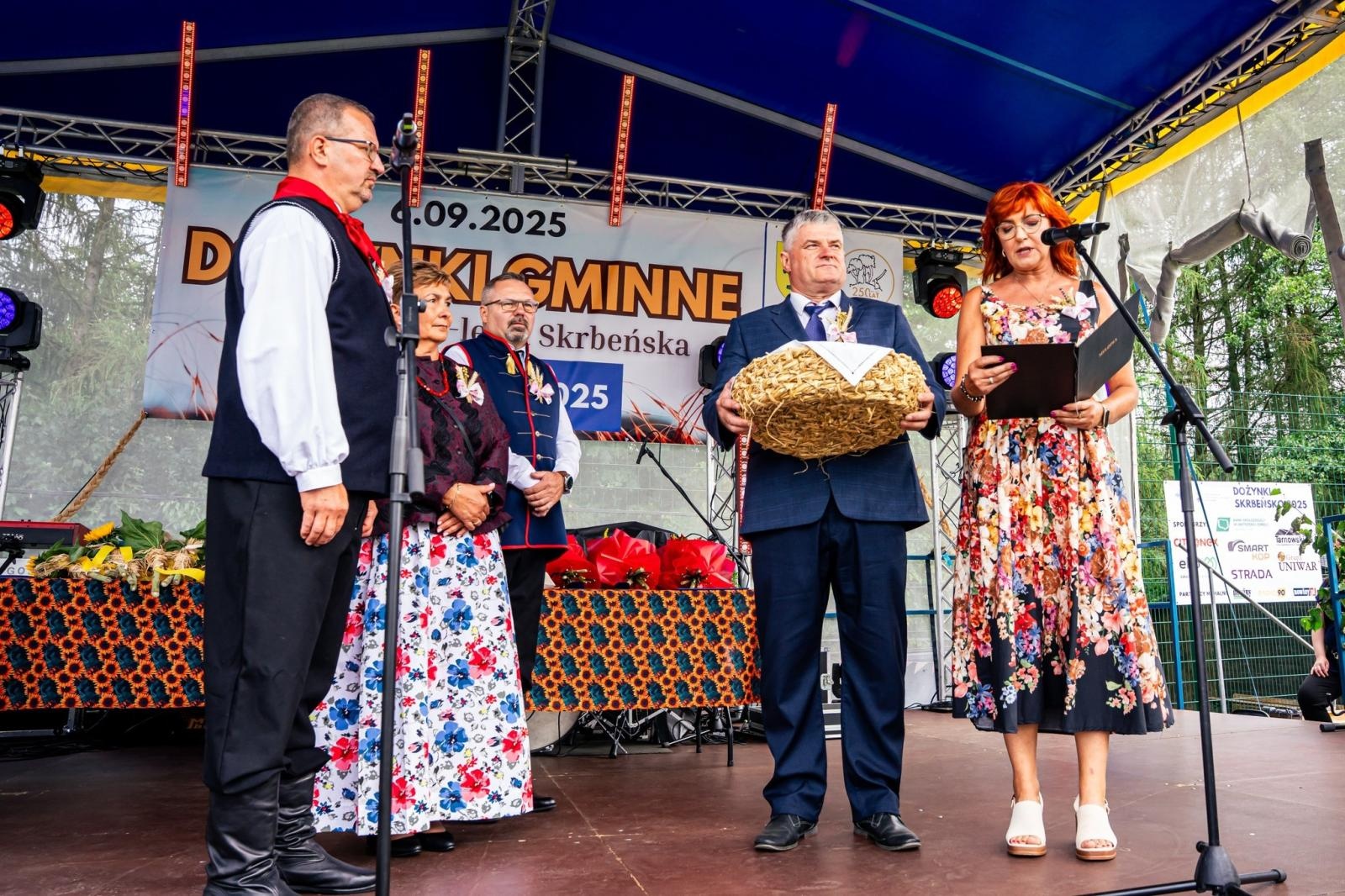 Zdjęcie w galerii na portalu naszwodzislaw.com: Gminne dożynki i zacny jubileusz Skrbeńska za nami [FOTO] wiadomości z regionu