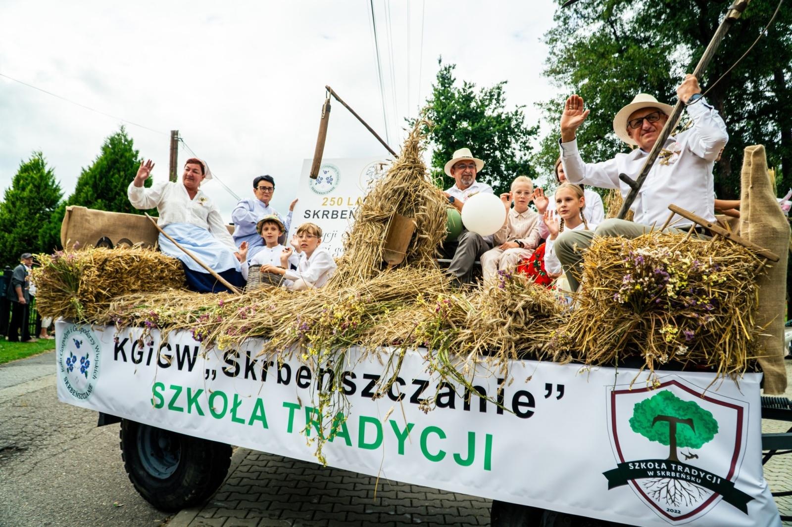 Zdjęcie w galerii na portalu naszwodzislaw.com: Gminne dożynki i zacny jubileusz Skrbeńska za nami [FOTO] wiadomości z regionu