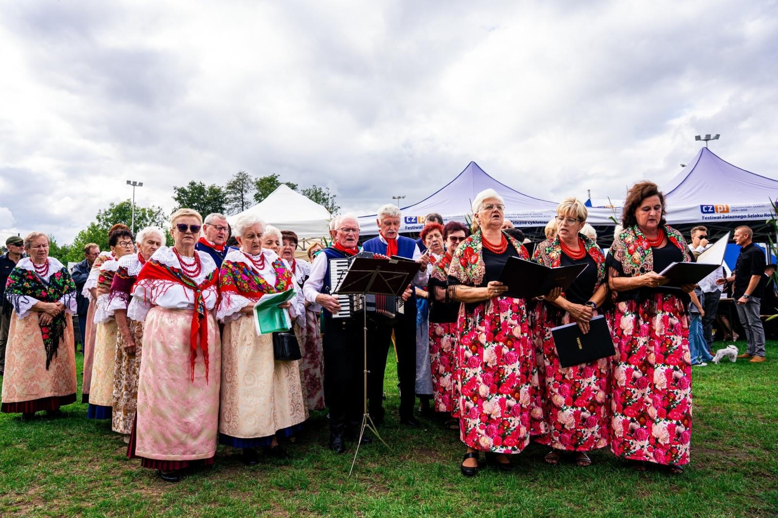 Zdjęcie w galerii na portalu naszwodzislaw.com: Gminne dożynki i zacny jubileusz Skrbeńska za nami [FOTO] wiadomości z regionu