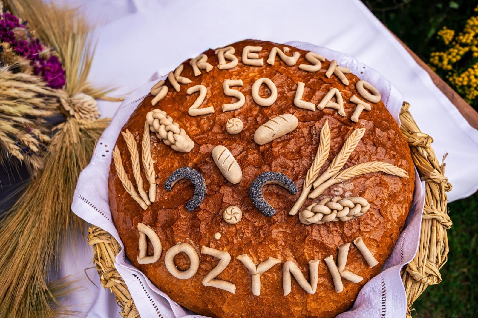 Zdjęcie w galerii na portalu naszwodzislaw.com: Gminne dożynki i zacny jubileusz Skrbeńska za nami [FOTO] wiadomości z regionu