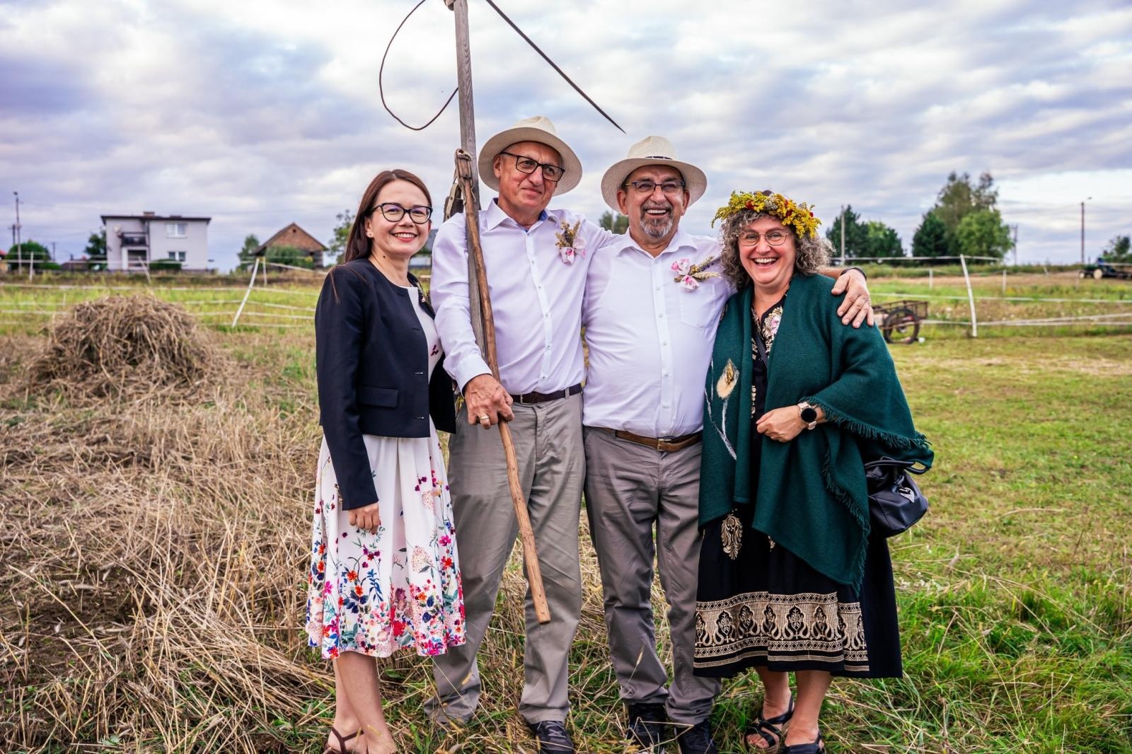 Zdjęcie w galerii na portalu naszwodzislaw.com: Gminne dożynki i zacny jubileusz Skrbeńska za nami [FOTO] wiadomości z regionu