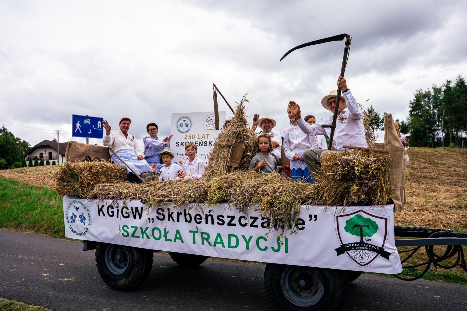 Zdjęcie w galerii na portalu naszwodzislaw.com: Gminne dożynki i zacny jubileusz Skrbeńska za nami [FOTO] wiadomości z regionu