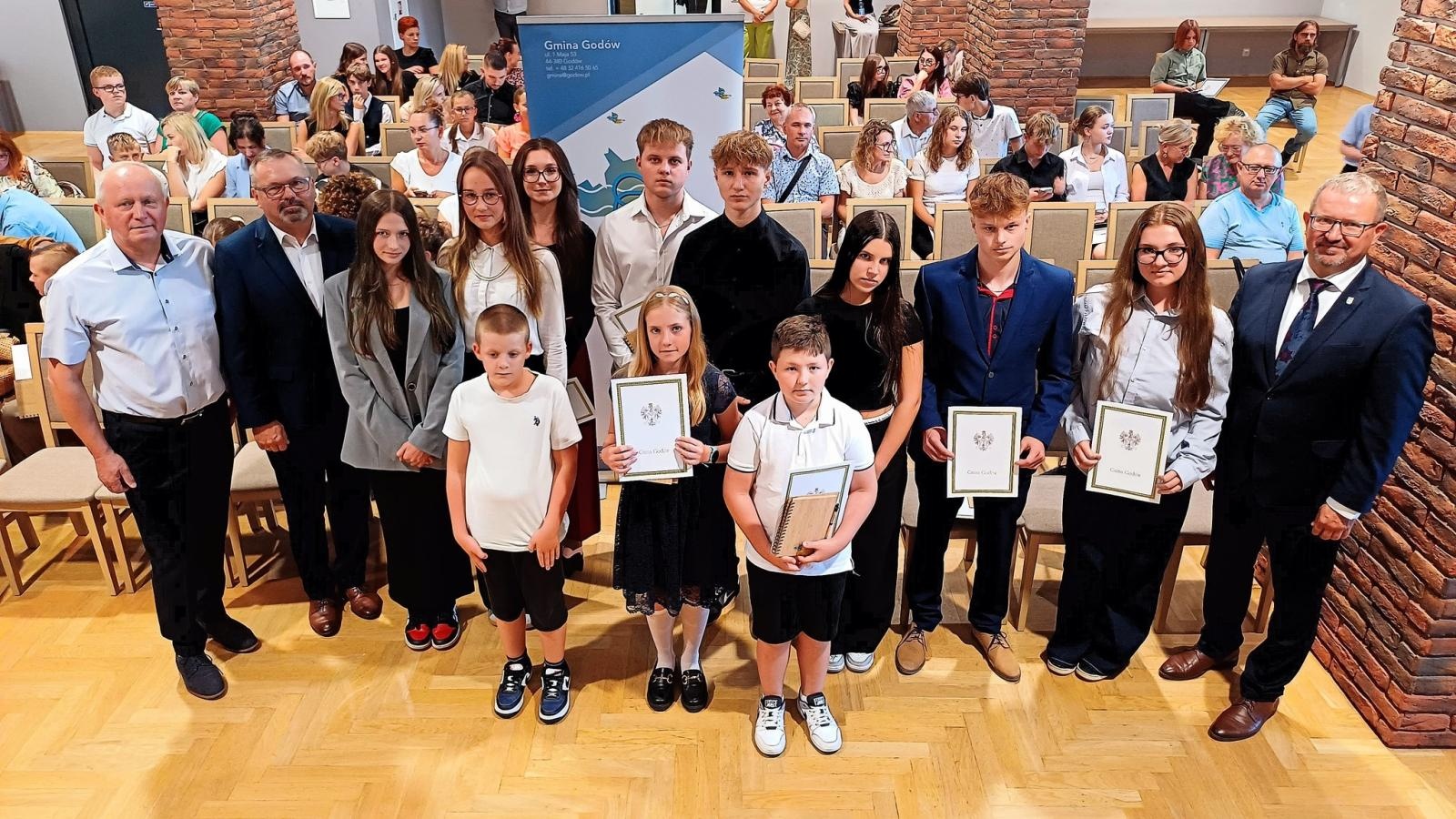 Zdjęcie w galerii na portalu naszwodzislaw.com: Poznajcie najlepszych uczniów i młodych sportowców gminy Godów wiadomości z regionu
