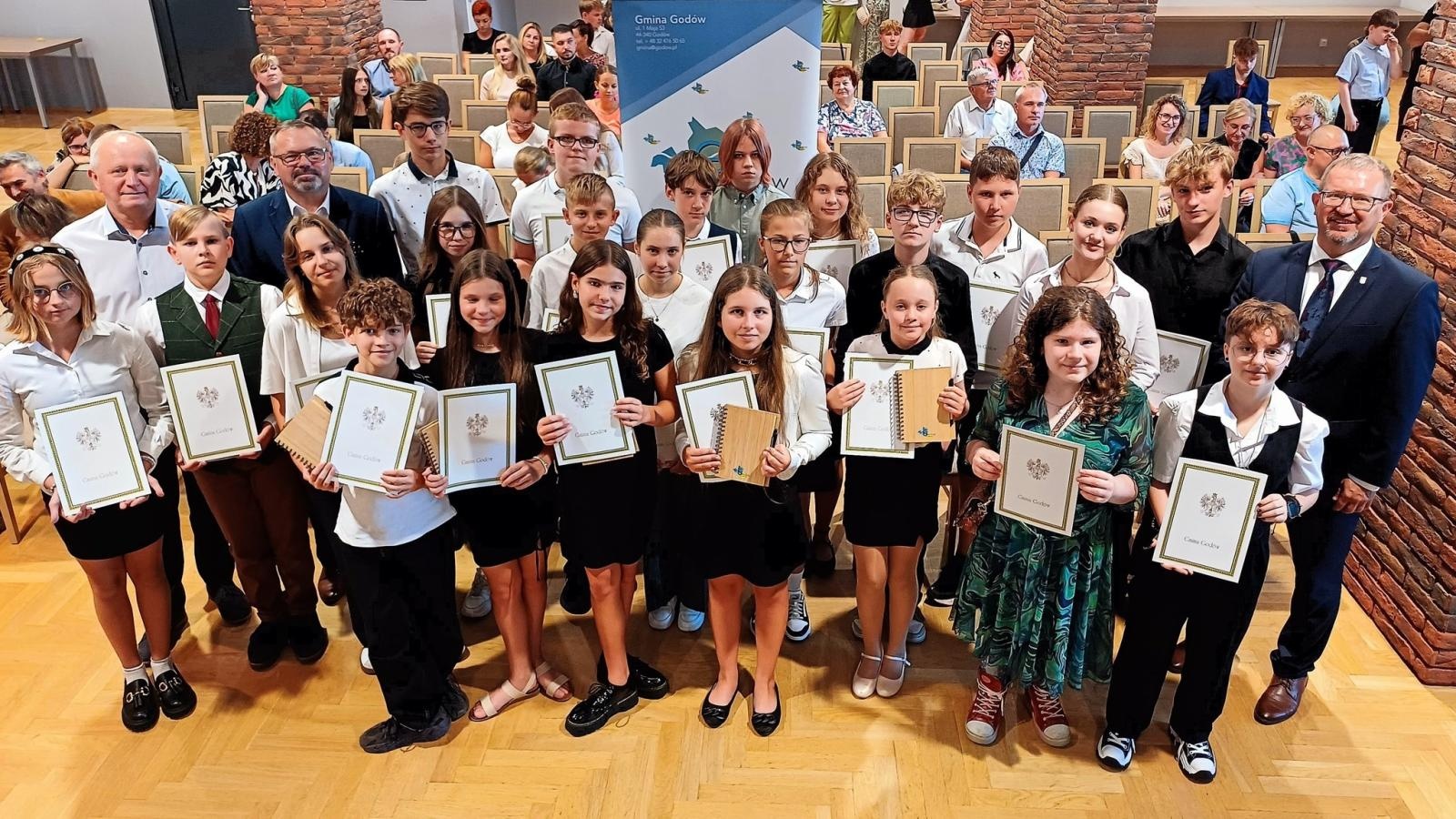 Zdjęcie w galerii na portalu naszwodzislaw.com: Poznajcie najlepszych uczniów i młodych sportowców gminy Godów wiadomości z regionu