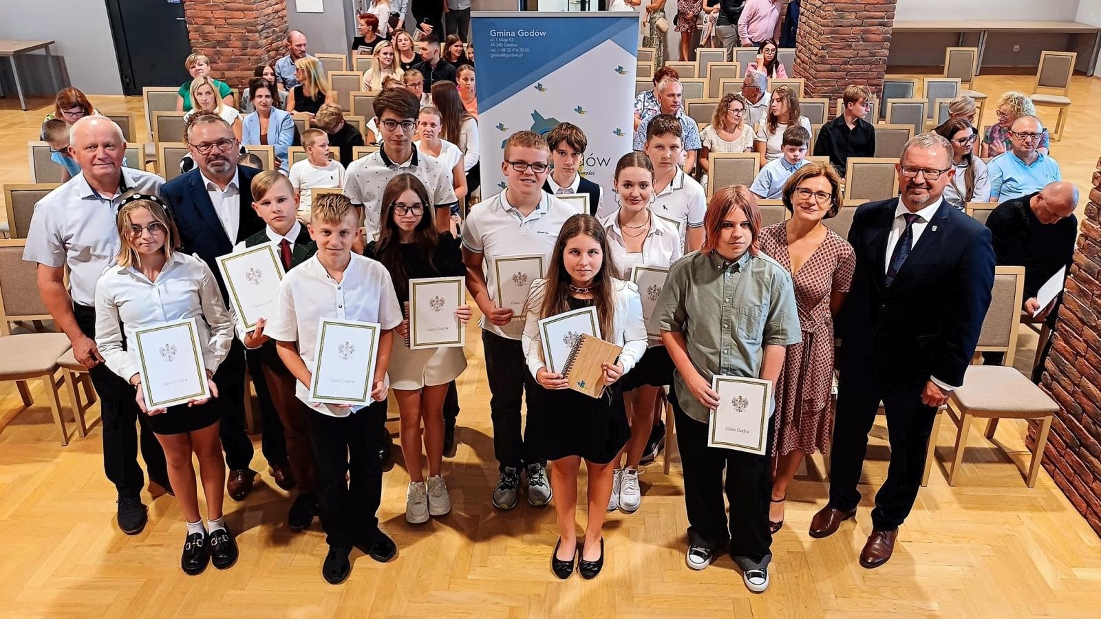 Zdjęcie w galerii na portalu naszwodzislaw.com: Poznajcie najlepszych uczniów i młodych sportowców gminy Godów wiadomości z regionu