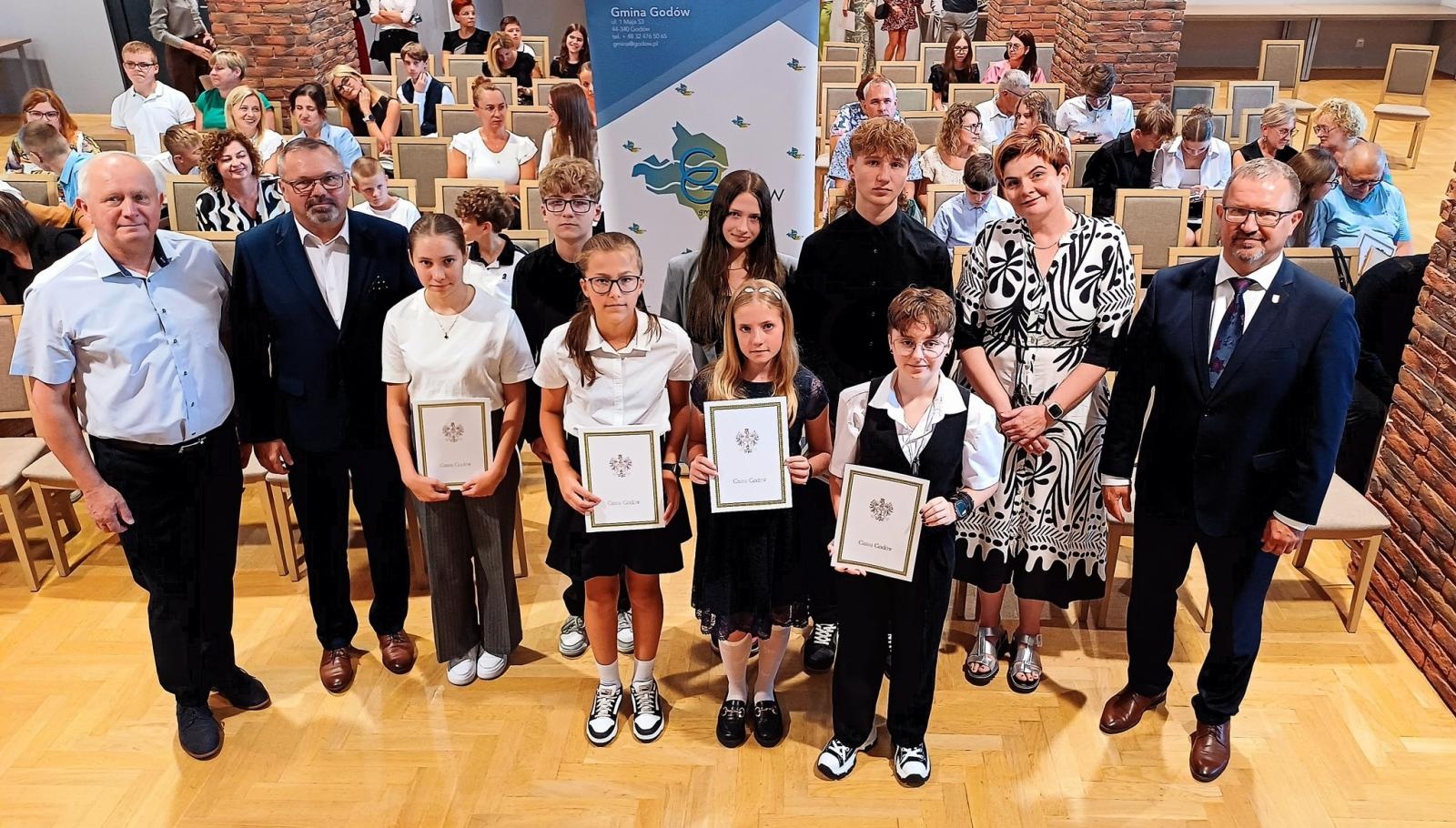 Zdjęcie w galerii na portalu naszwodzislaw.com: Poznajcie najlepszych uczniów i młodych sportowców gminy Godów wiadomości z regionu