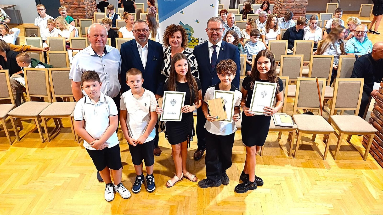 Zdjęcie w galerii na portalu naszwodzislaw.com: Poznajcie najlepszych uczniów i młodych sportowców gminy Godów wiadomości z regionu