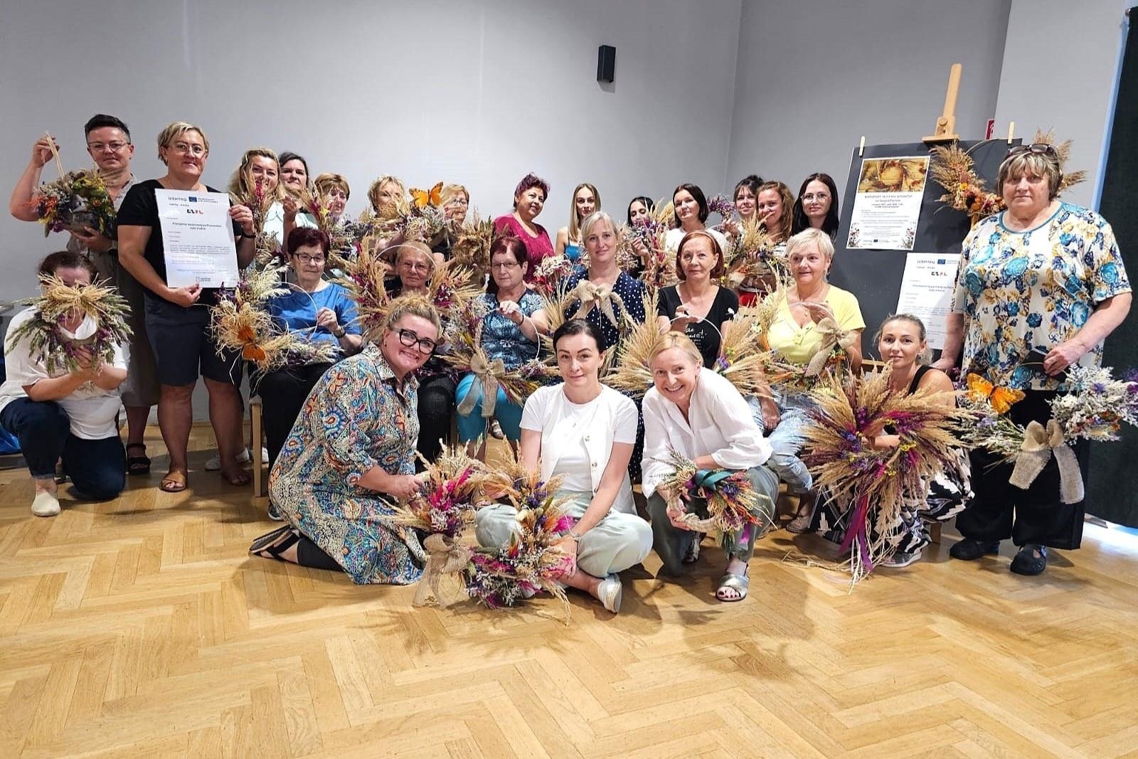 Zdjęcie w galerii na portalu naszwodzislaw.com: W Godowie uczyli się pleść dożynkowe wianki wiadomości z regionu