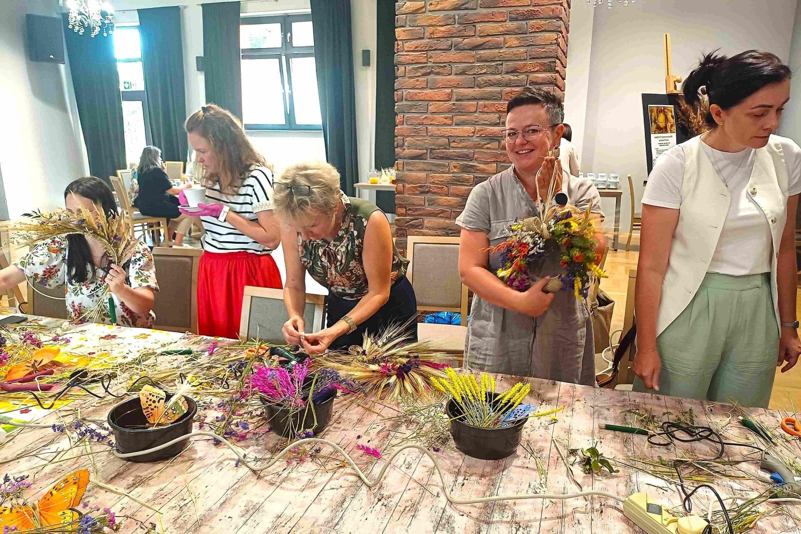 Zdjęcie w galerii na portalu naszwodzislaw.com: W Godowie uczyli się pleść dożynkowe wianki wiadomości z regionu