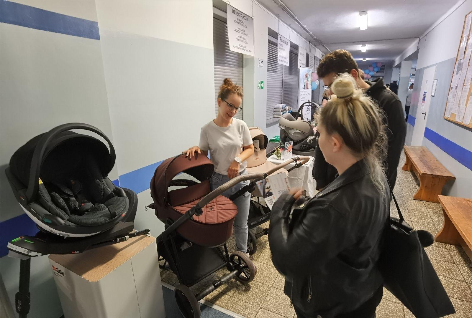 Zdjęcie w galerii na portalu naszwodzislaw.com: Tłumy na Dniu Otwartym Wodzisławskiej Porodówki [FOTO] wiadomości z regionu