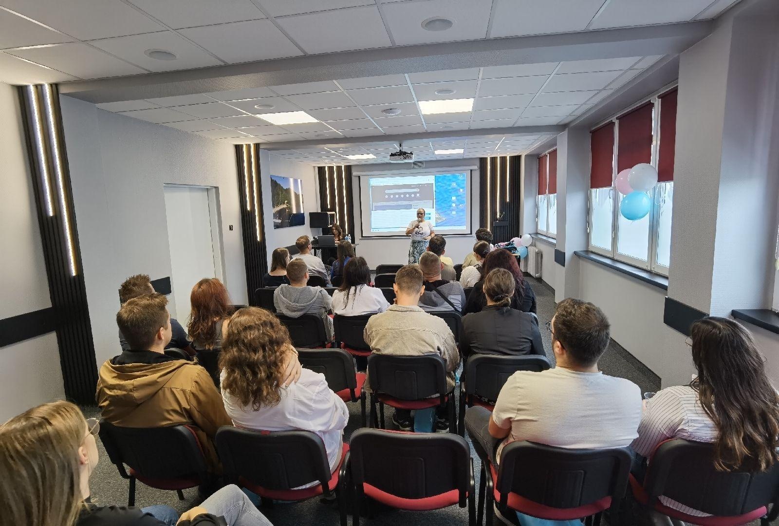 Zdjęcie w galerii na portalu naszwodzislaw.com: Tłumy na Dniu Otwartym Wodzisławskiej Porodówki [FOTO] wiadomości z regionu