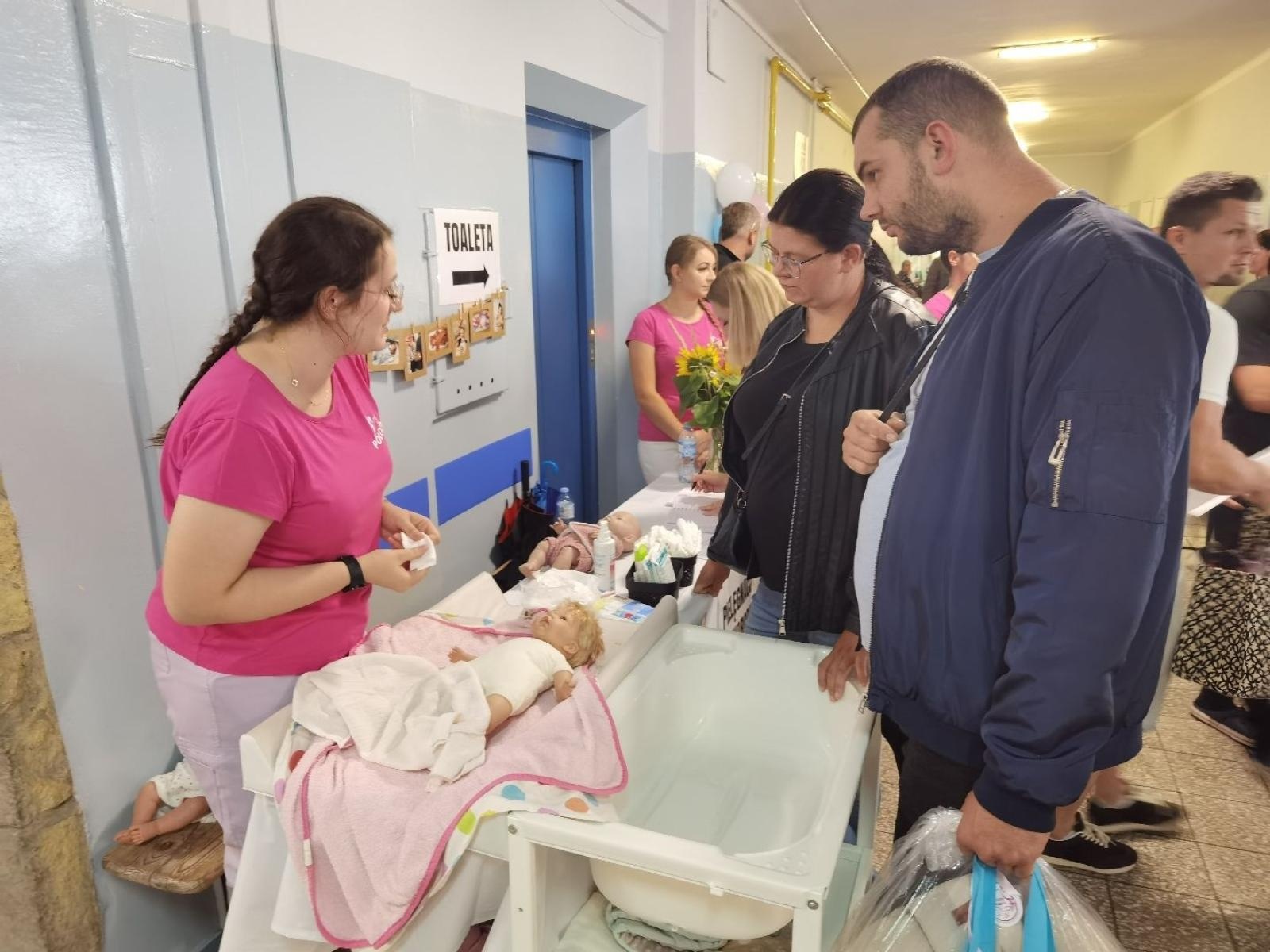 Zdjęcie w galerii na portalu naszwodzislaw.com: Tłumy na Dniu Otwartym Wodzisławskiej Porodówki [FOTO] wiadomości z regionu