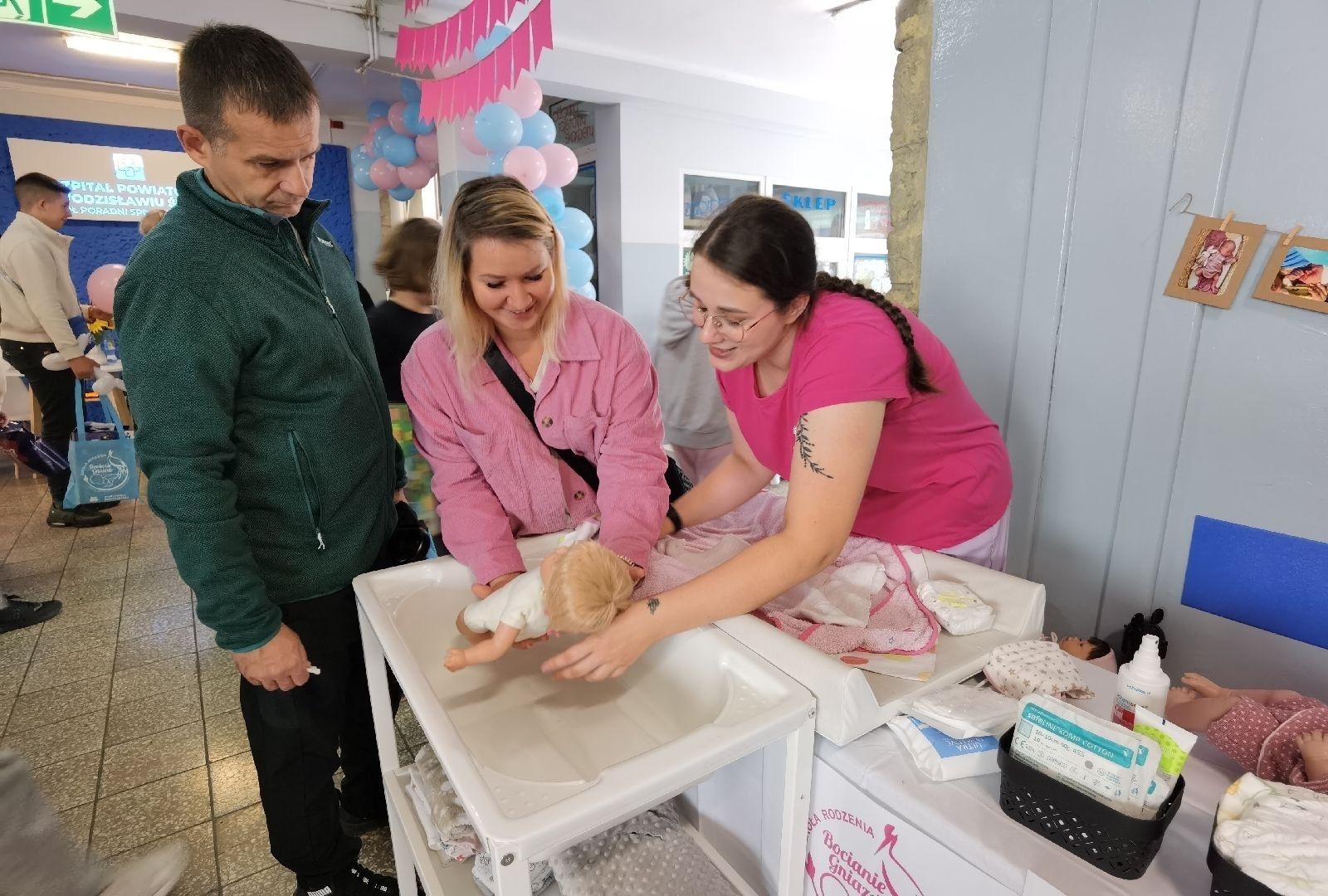Zdjęcie w galerii na portalu naszwodzislaw.com: Tłumy na Dniu Otwartym Wodzisławskiej Porodówki [FOTO] wiadomości z regionu