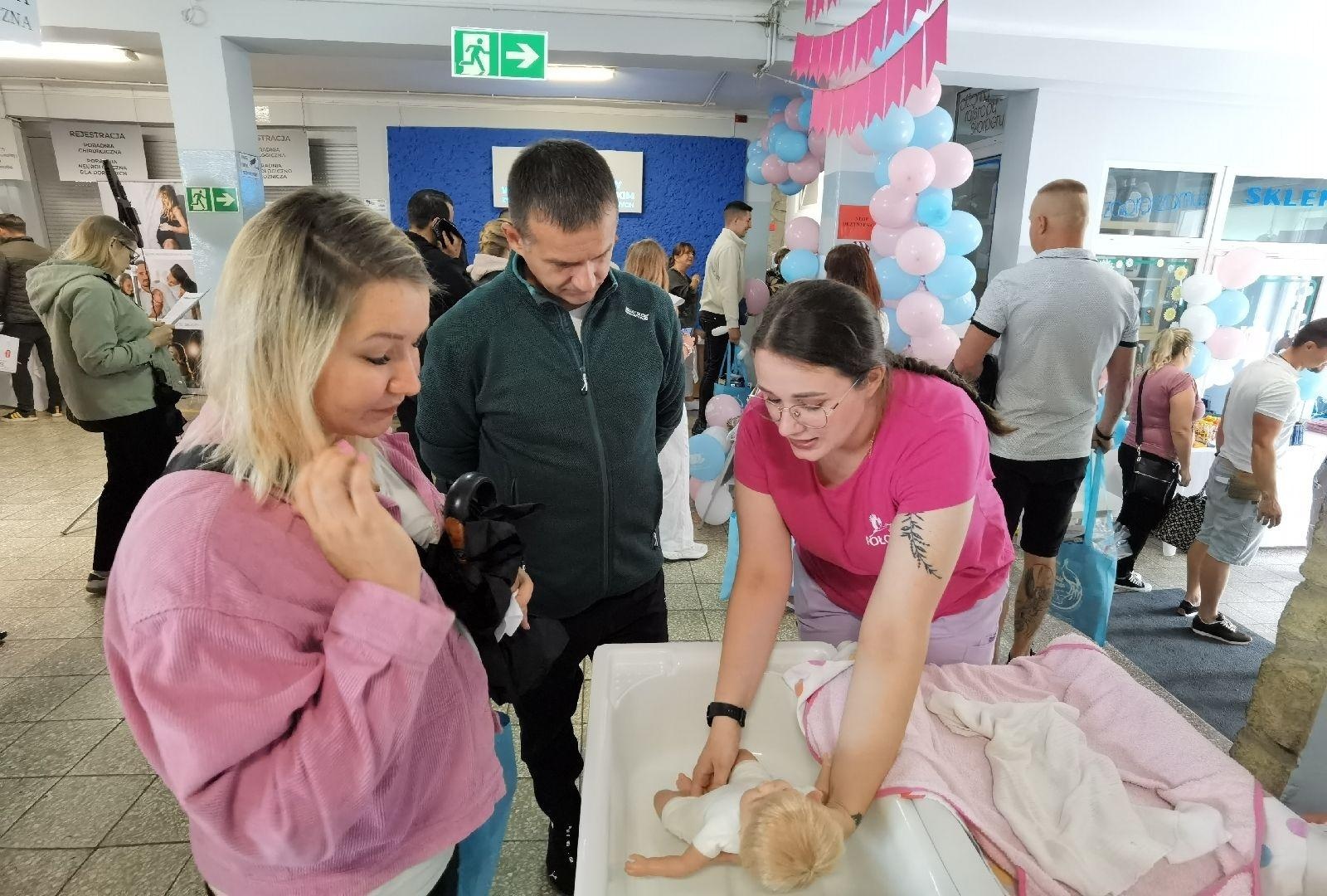 Zdjęcie w galerii na portalu naszwodzislaw.com: Tłumy na Dniu Otwartym Wodzisławskiej Porodówki [FOTO] wiadomości z regionu