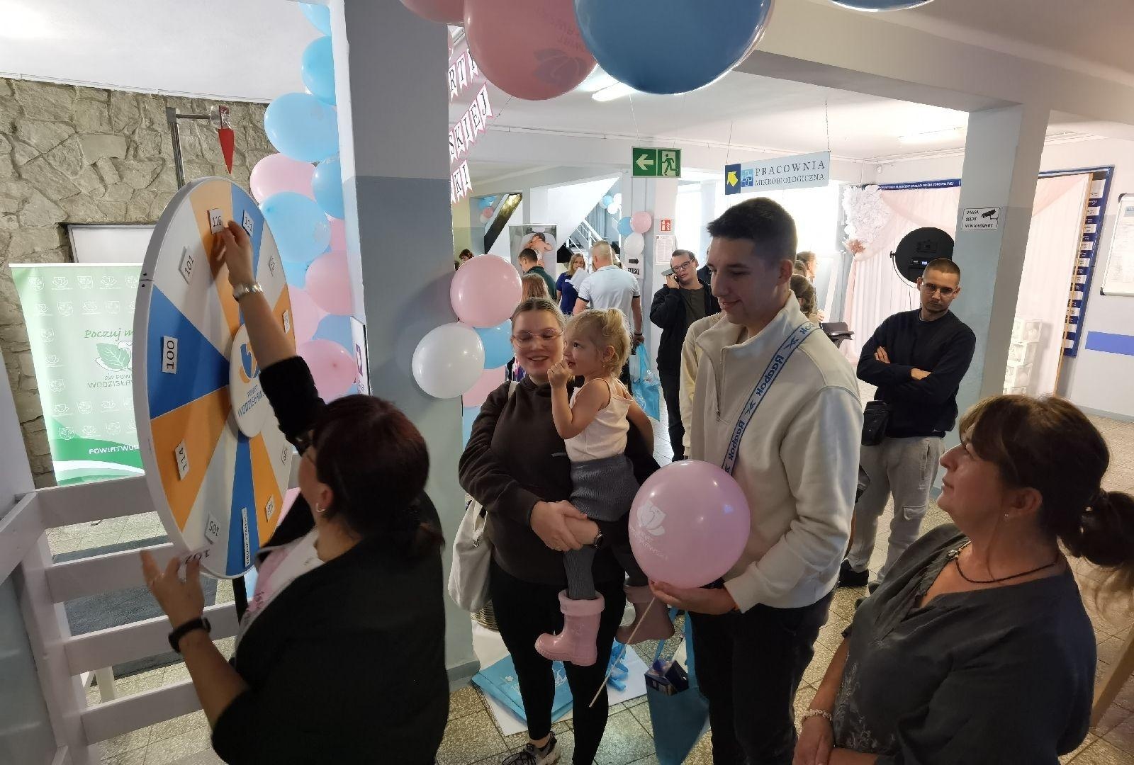 Zdjęcie w galerii na portalu naszwodzislaw.com: Tłumy na Dniu Otwartym Wodzisławskiej Porodówki [FOTO] wiadomości z regionu