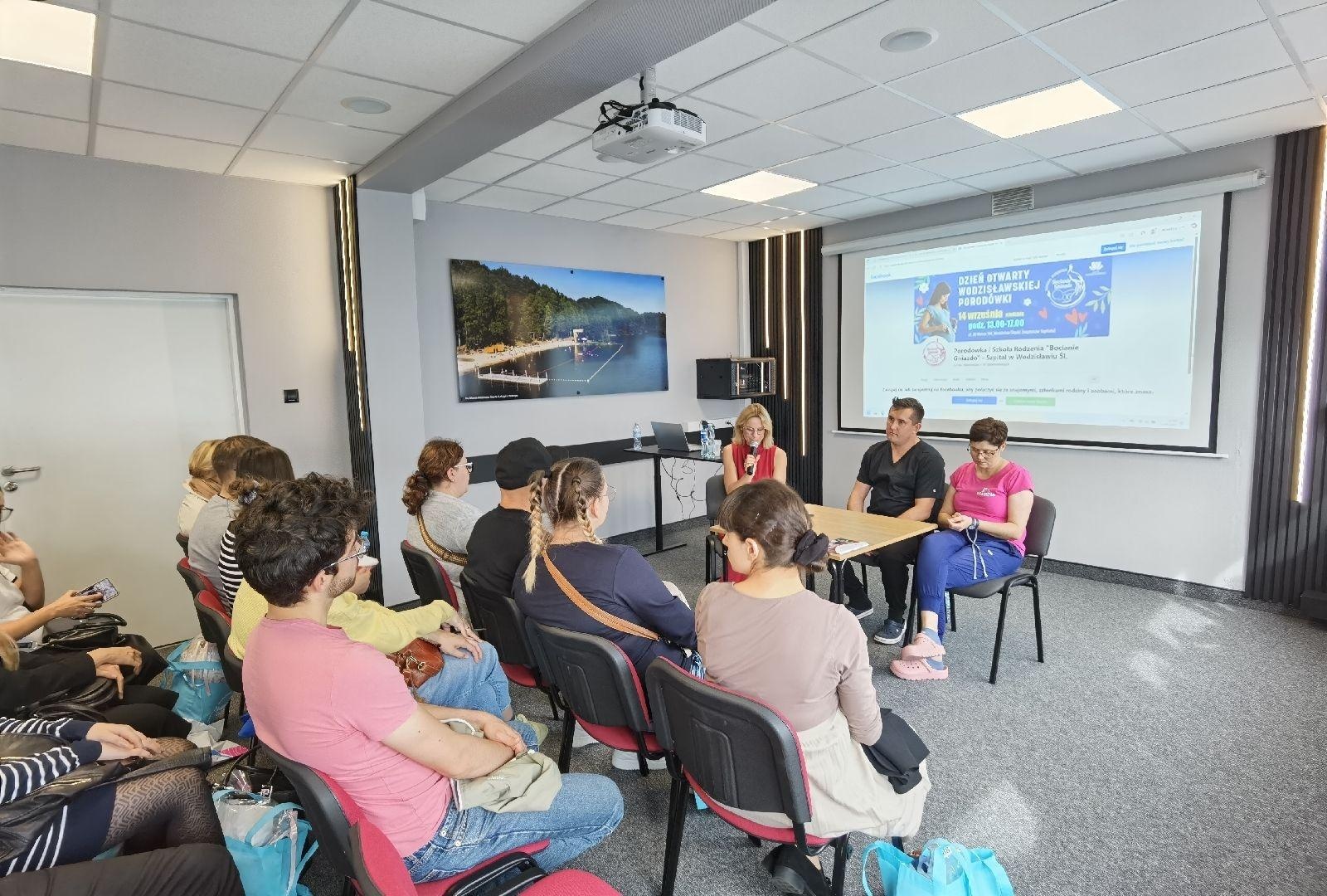 Zdjęcie w galerii na portalu naszwodzislaw.com: Tłumy na Dniu Otwartym Wodzisławskiej Porodówki [FOTO] wiadomości z regionu