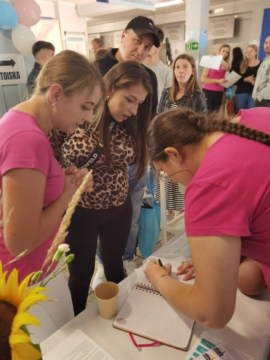 Zdjęcie w galerii na portalu naszwodzislaw.com: Tłumy na Dniu Otwartym Wodzisławskiej Porodówki [FOTO] wiadomości z regionu