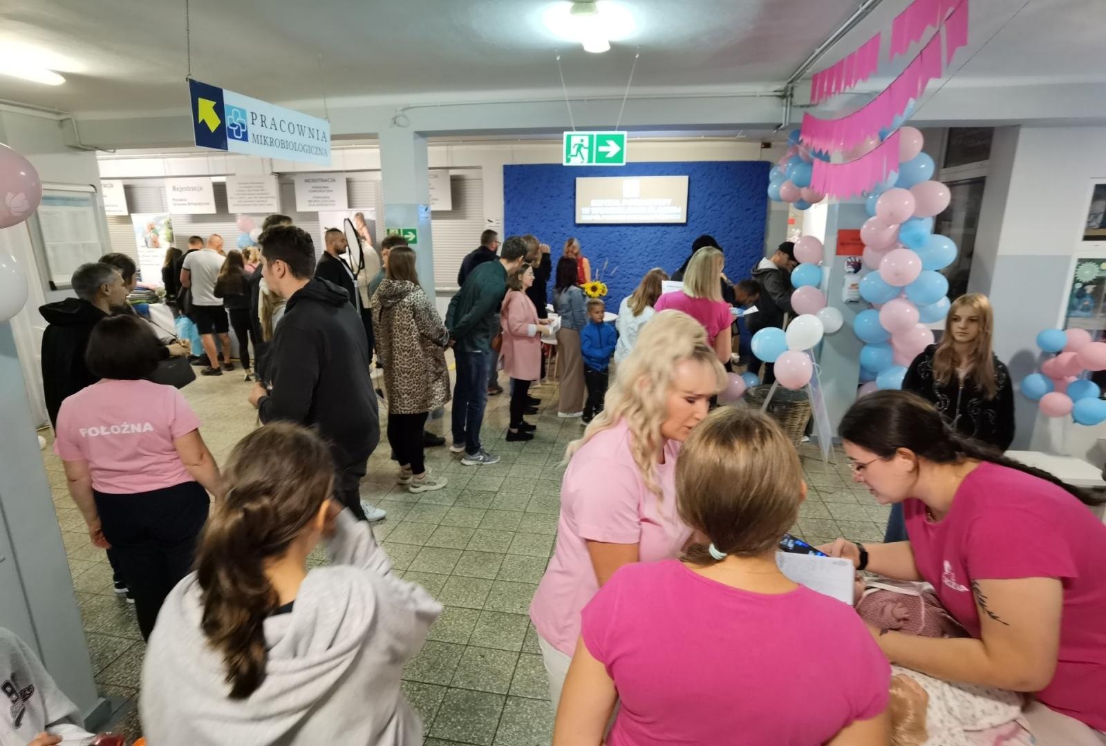 Zdjęcie w galerii na portalu naszwodzislaw.com: Tłumy na Dniu Otwartym Wodzisławskiej Porodówki [FOTO] wiadomości z regionu