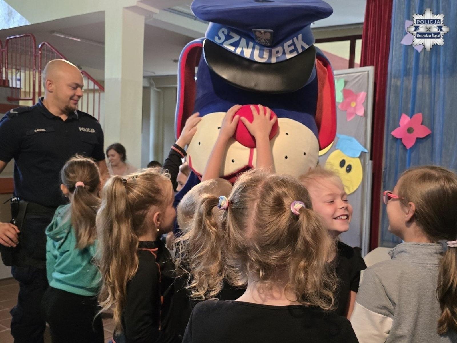 Zdjęcie w galerii na portalu naszwodzislaw.com: Aby droga do szkoły była bezpieczna. Spotkanie profilaktyczne w SP 28 wiadomości z regionu