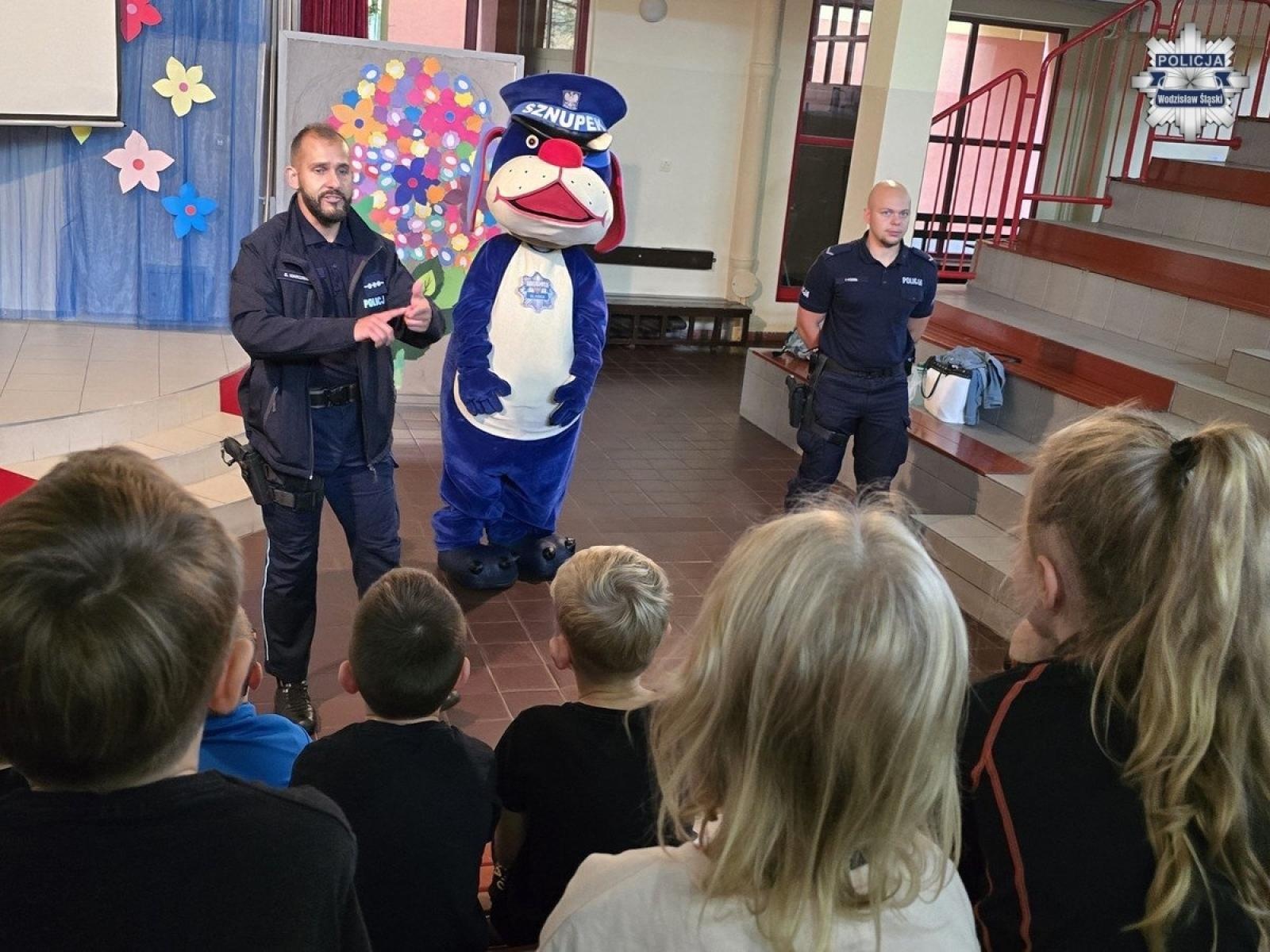 Zdjęcie w galerii na portalu naszwodzislaw.com: Aby droga do szkoły była bezpieczna. Spotkanie profilaktyczne w SP 28 wiadomości z regionu