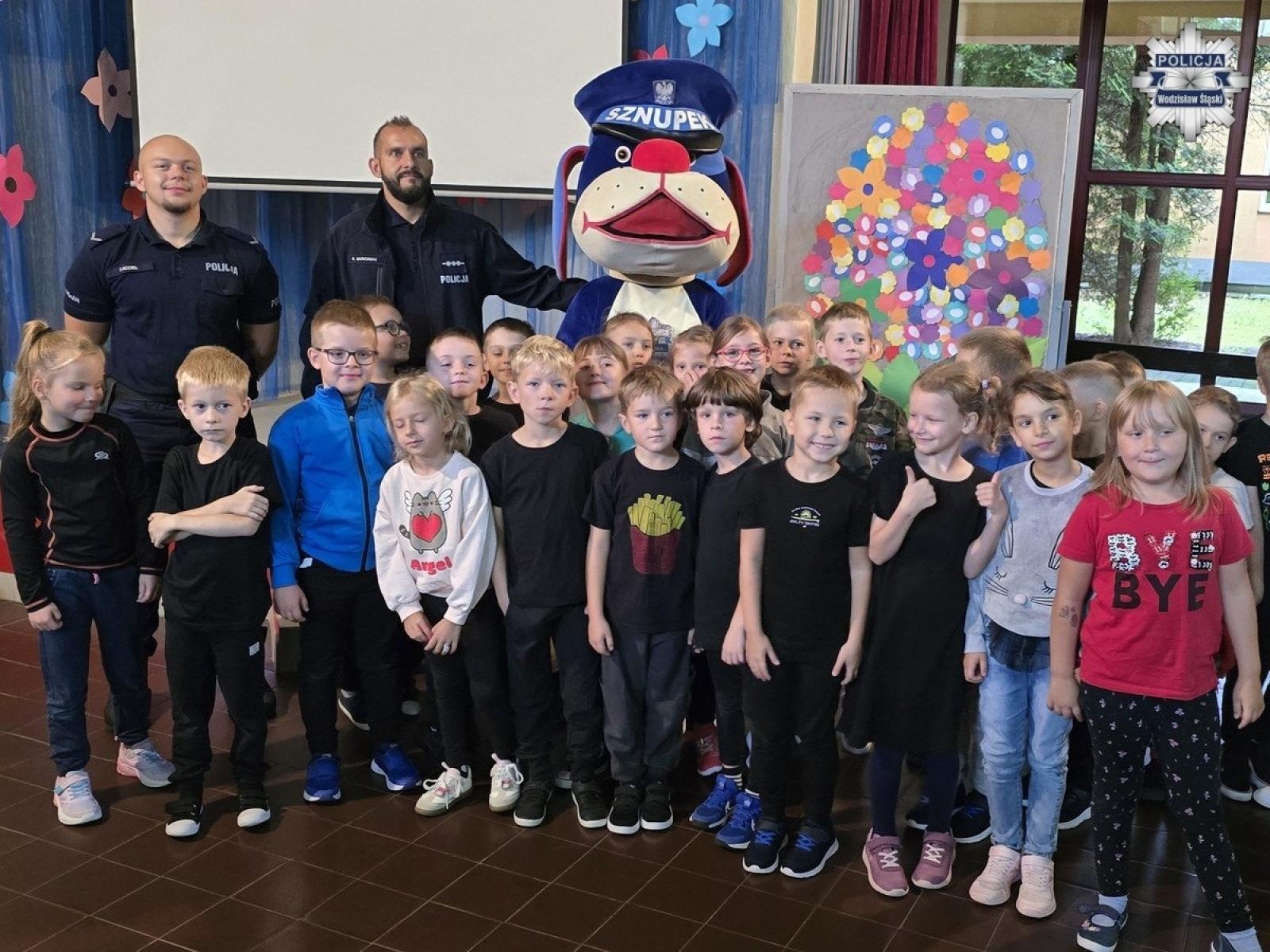 Zdjęcie w galerii na portalu naszwodzislaw.com: Aby droga do szkoły była bezpieczna. Spotkanie profilaktyczne w SP 28 wiadomości z regionu