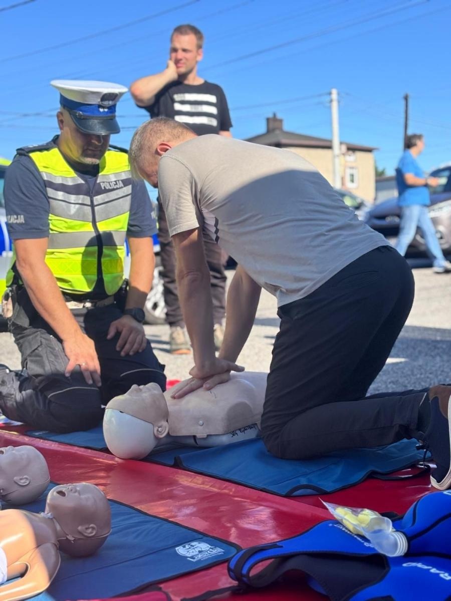 Zdjęcie w galerii na portalu naszwodzislaw.com: Zamiast karać uczyli pierwszej pomocy. Road Safety Days w Wodzisławiu Śląskim wiadomości z regionu