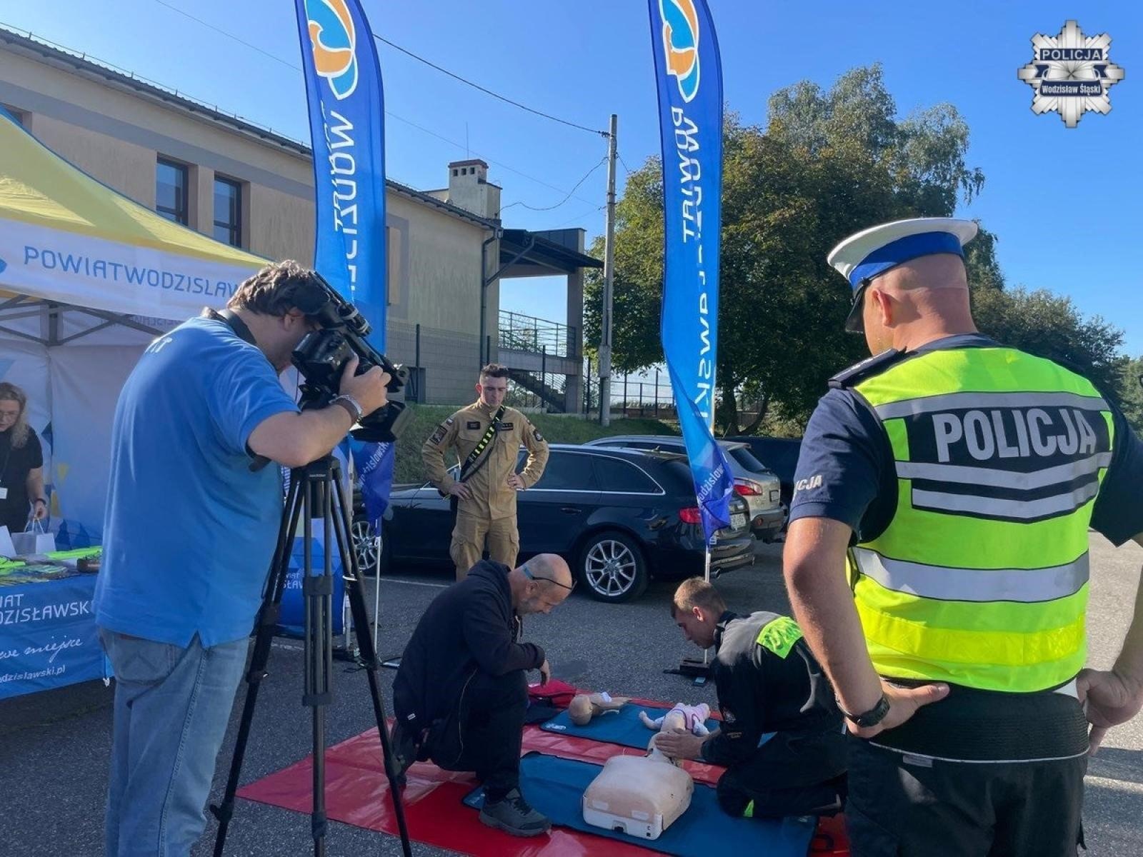 Zdjęcie w galerii na portalu naszwodzislaw.com: Zamiast karać uczyli pierwszej pomocy. Road Safety Days w Wodzisławiu Śląskim wiadomości z regionu