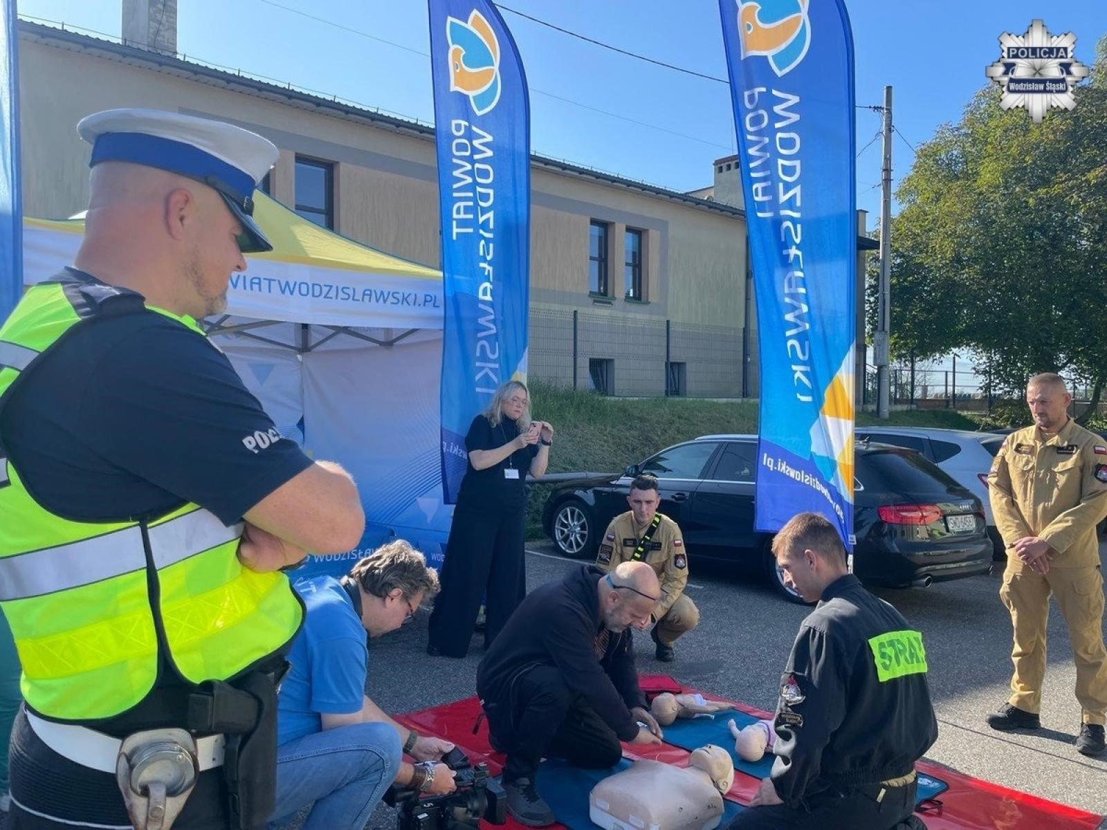 Zdjęcie w galerii na portalu naszwodzislaw.com: Zamiast karać uczyli pierwszej pomocy. Road Safety Days w Wodzisławiu Śląskim wiadomości z regionu