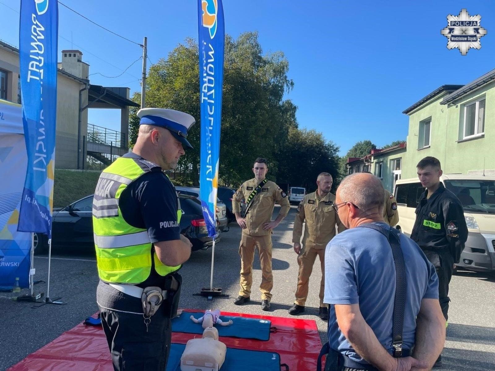 Zdjęcie w galerii na portalu naszwodzislaw.com: Zamiast karać uczyli pierwszej pomocy. Road Safety Days w Wodzisławiu Śląskim wiadomości z regionu
