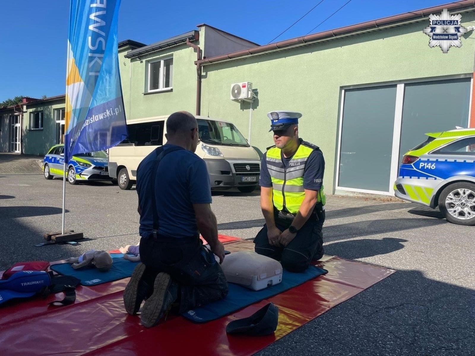 Zdjęcie w galerii na portalu naszwodzislaw.com: Zamiast karać uczyli pierwszej pomocy. Road Safety Days w Wodzisławiu Śląskim wiadomości z regionu