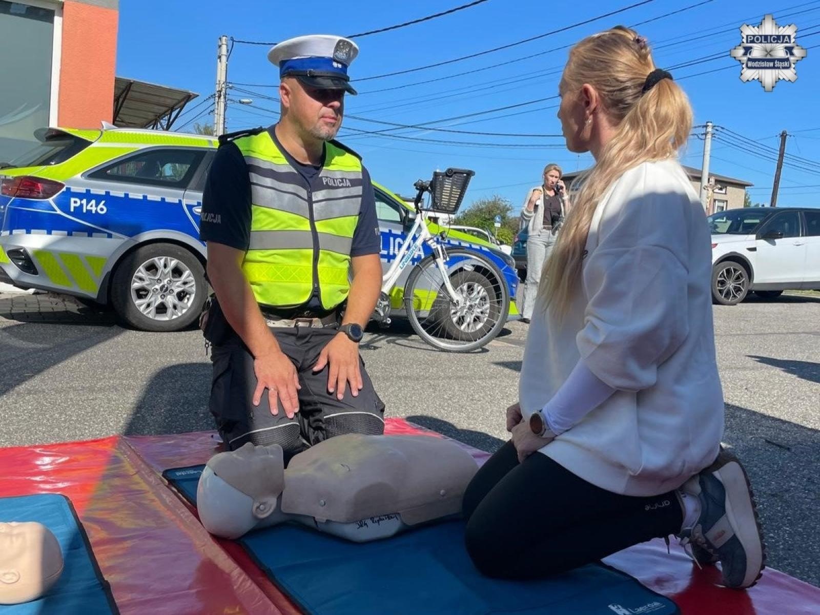 Zdjęcie w galerii na portalu naszwodzislaw.com: Zamiast karać uczyli pierwszej pomocy. Road Safety Days w Wodzisławiu Śląskim wiadomości z regionu