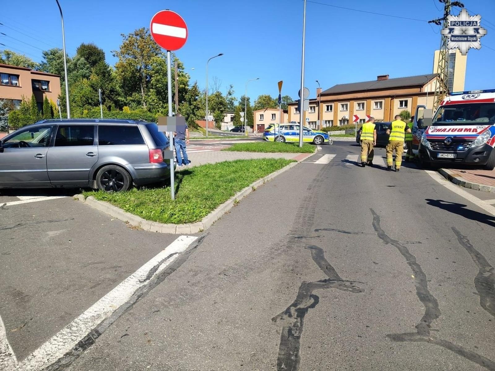 Zdjęcie w galerii na portalu naszwodzislaw.com: Nie ustąpił pierwszeństwa na rondzie. Jedna osoba trafiła do szpitala wiadomości z regionu